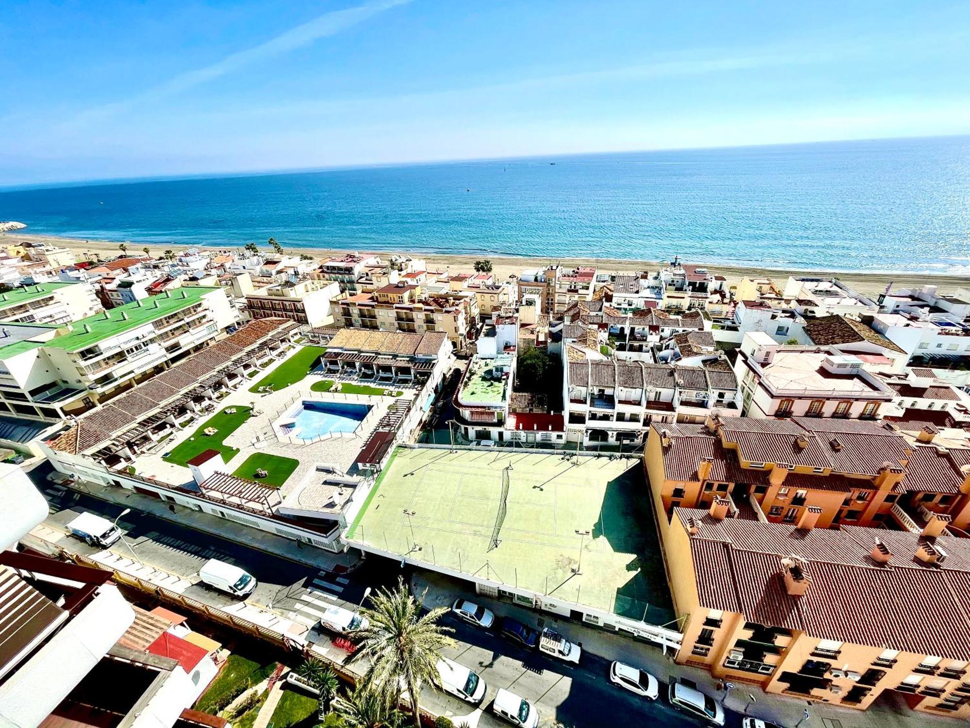 Gorgeous Apartment At The Sea In La Carihuela! Torremolinos Kültér fotó